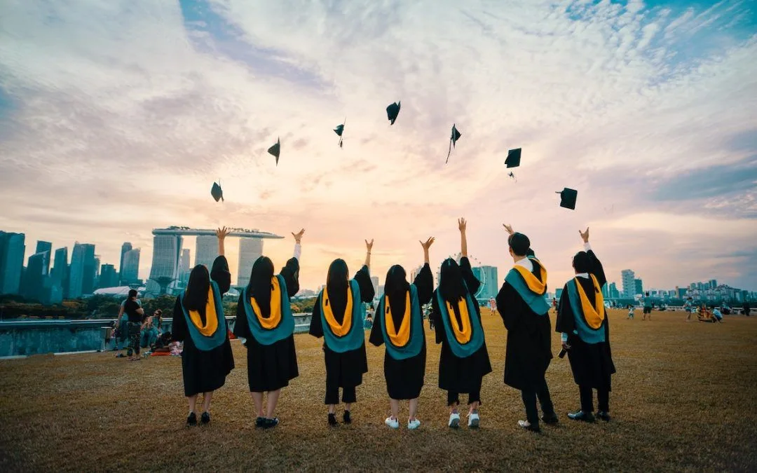 8 Ways to Succeed in College Socially and Professionally